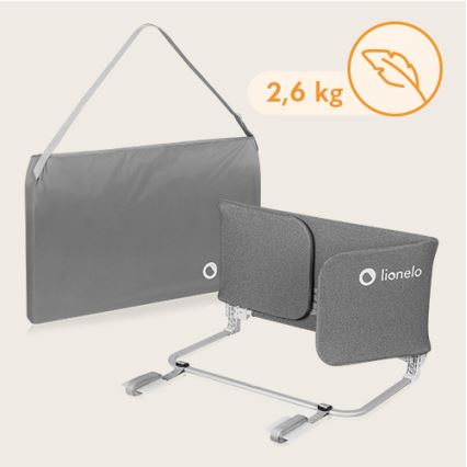 Prenositelná postieľková zábrana Lionelo je zobrazená zložená s prenosným puzdrom. Váži 2,6 kg.