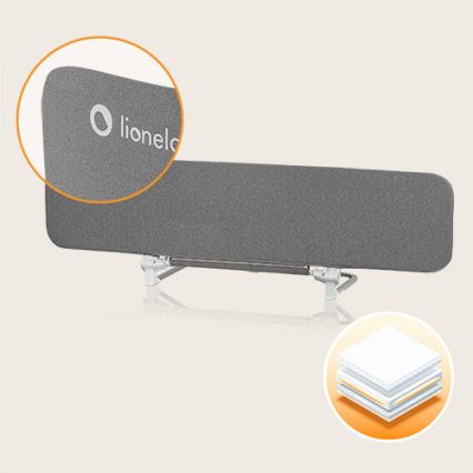 Šedá ochranná zábrana na posteľ stojí na dvoch nožičkách. Je potiahnutá látkou s logom Lionelo. Detailne je zobrazené viacvrstvové vnútorné vypchávkové zloženie.