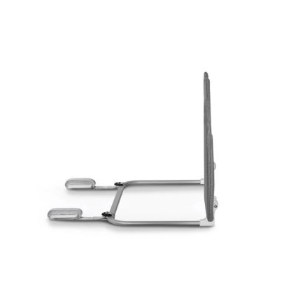 Bočná ochranná zábrana pre postieľku je pripevnená na posteľ pomocou popruhov. Šedá textilná časť je pripojená k striebornej kovovej konštrukcii. Zábrana je zobrazená na bielom pozadí.