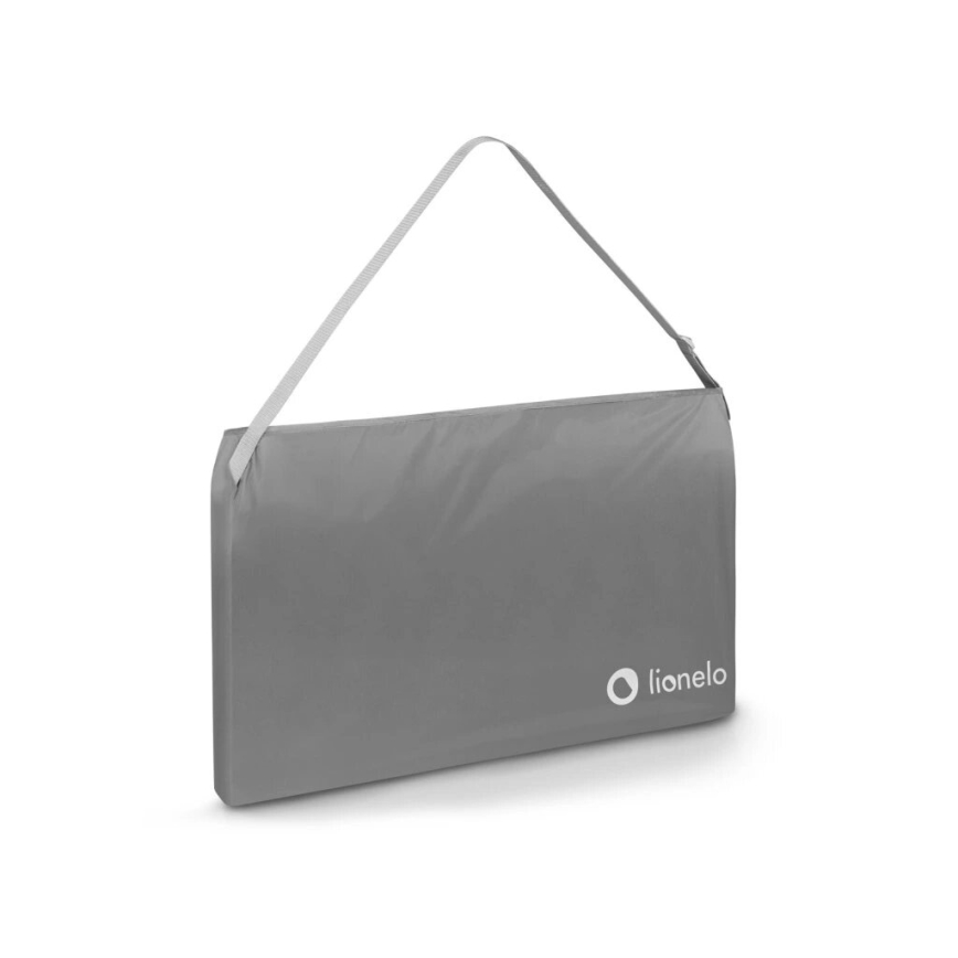 Šedý obal na prenášanie s popruhom na rameno, na ktorom je logo „lionelo“, je položený na bielom pozadí.