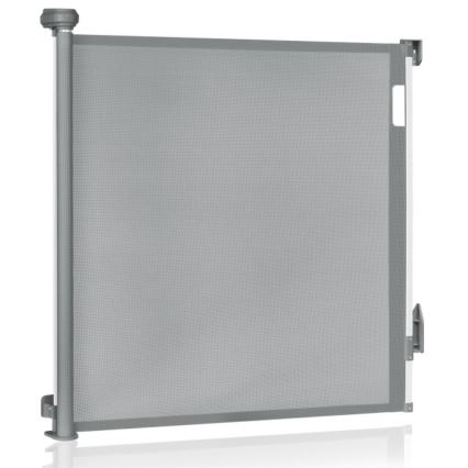 Šedá sieťová zábrana je namontovaná na dvoch stojanoch. Zabraňuje prechodu. Je umiestnená na bielom pozadí.