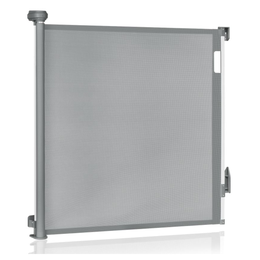 Šedá sieťová zábrana je namontovaná na dvoch stojanoch. Zabraňuje prechodu. Je umiestnená na bielom pozadí.