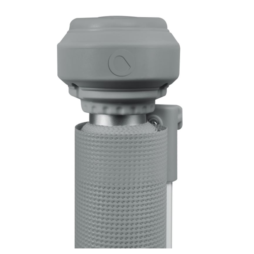 Šedá zábrana sa navíja na stĺpik. Vrchná časť zábrany je z rovnakého materiálu a má okrúhly tvar s malým logom. Je pripevnená k striebornému stĺpiku.