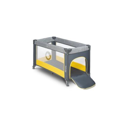 Prebaľovacia postieľka Lionelo je zložená, má sivú a žltú farbu a je umiestnená na bielom pozadí. Má sieťované bočné steny a v jednej je otvor s výklopným dnom.