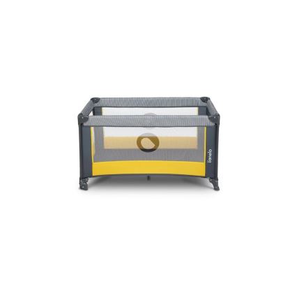 Prebalovacia detská postieľka Lionelo stojí na bielom pozadí. Je zložená z tmavosivej a žltej látky a má sieťované steny. Na boku je viditeľné logo Lionelo.