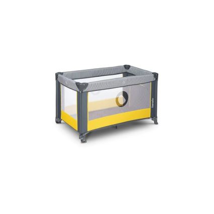 Prebaľovacia postieľka Lionelo stojí na bielom pozadí. Je zložená z sivej a žltej látky a sieťoviny. Postieľka má štyri nohy a je pripravená na použitie.