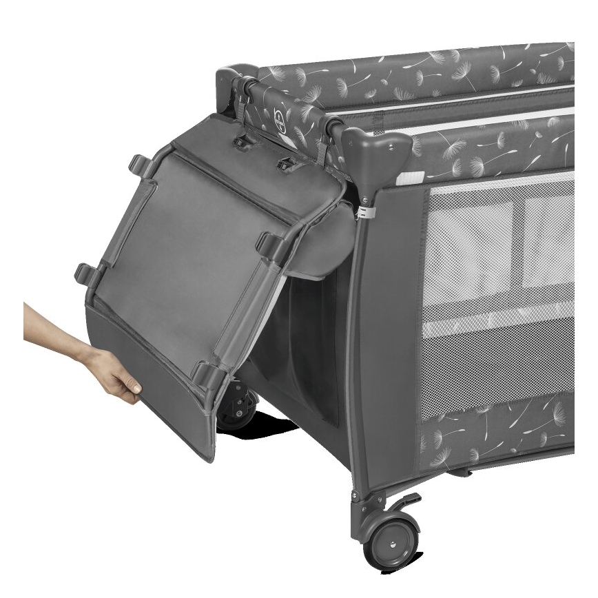 Prebaľovací pult skladacieho cestovného postieľky sa pripája k bočnej stene. Postieľka je sivá s obrázkom púpavy. Postieľka má kolieska.