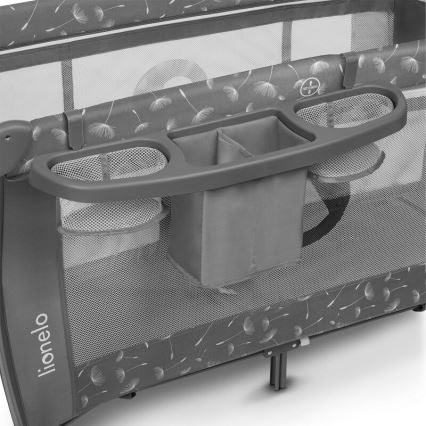 Cestovná postieľka Lionelo má pripevnený odkladací priestor s niekoľkými priehradkami a sieťovanými vreckami. Postieľka je sivá s potlačou púpavy.