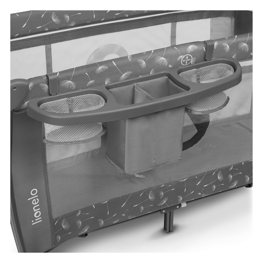 Cestovná postieľka Lionelo má pripevnený odkladací priestor s niekoľkými priehradkami a sieťovanými vreckami. Postieľka je sivá s potlačou púpavy.