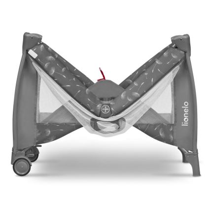 Prebaľovacia posteľ Lionelo stojí na štyroch kolieskach, má sivú látku s obrázkami púpavy a sieťované bočnice. Je zložená, pričom je viditeľná jej vnútorná časť.