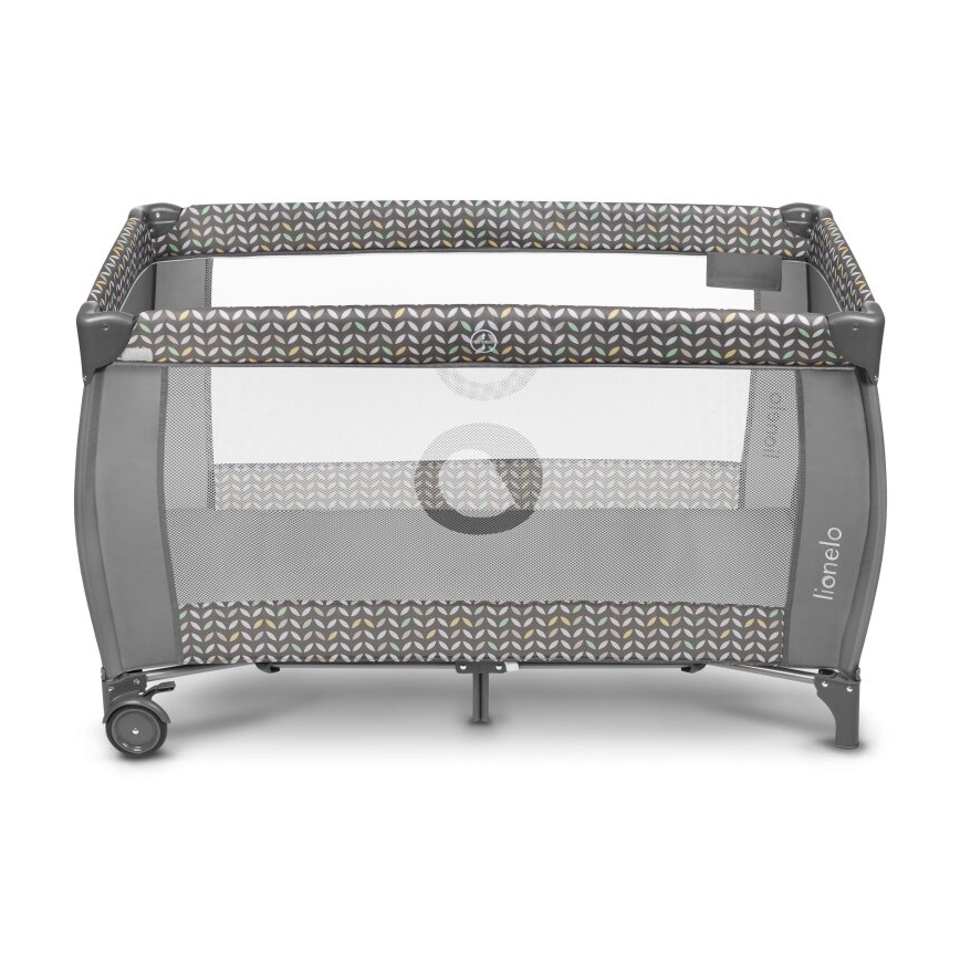 Prebaľovacia postieľka Lionelo stojí na štyroch kolieskach. Je sivá s viacfarebným vzorom. Postieľka má sieťované bočné strany.
