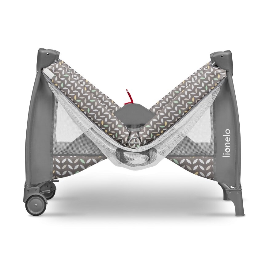 Prebaľovacia postieľka Lionelo stojí na štyroch kolieskach. Je sivá s vnútorným poťahom s geometrickým vzorom. Postieľka má sieťované bočné steny.