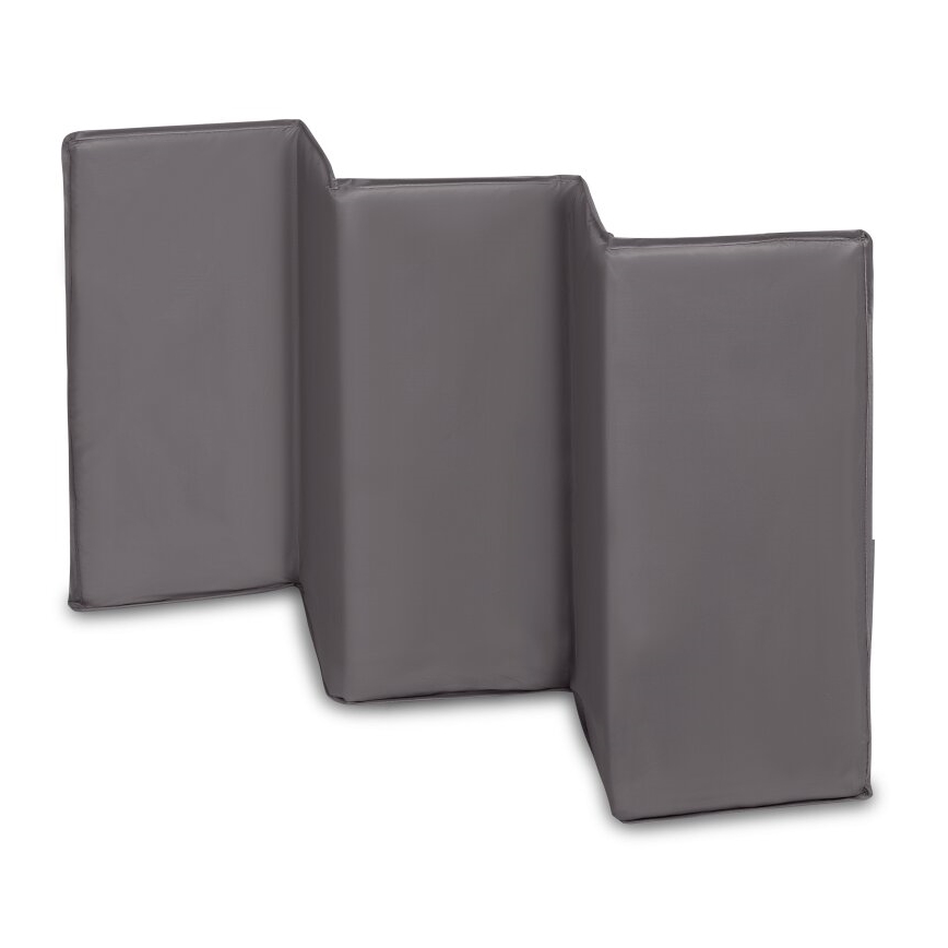 Šedá skladacia karimatka je zložená do tvaru harmoniky. Je položená na bielom pozadí.