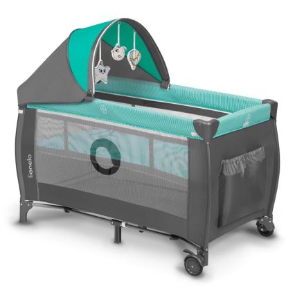 Prebaľovacia cestovná postieľka Lionelo s tyrkysovými a šedými prvkami, je zložená, má striešku a hraciu deku s príveskami. Má sieťované steny a kolieska.