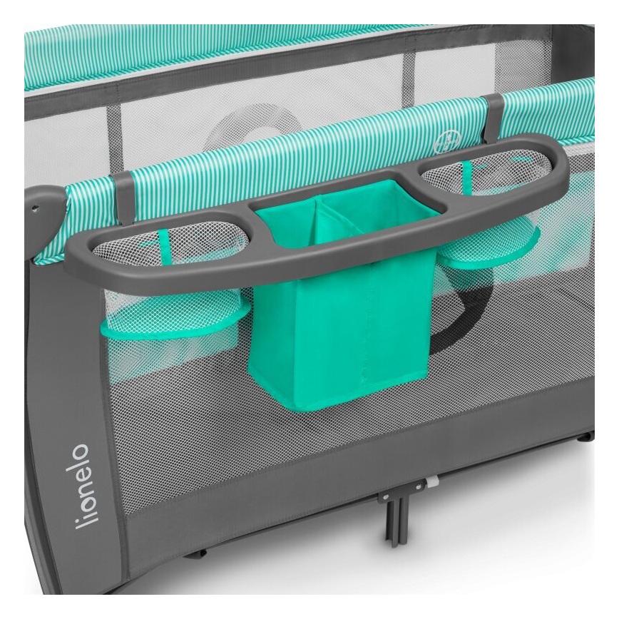 Cestovná postieľka Lionelo má pripevnenú odkladaciu plochu s dvoma sieťovanými a jedným textilným vreckom, v sivomodrej a tyrkysovej farbe.