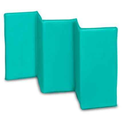 Zložený skladací podložka tyrkysovej farby leží na bielom pozadí. Je rozložená do tvaru písmena Z.