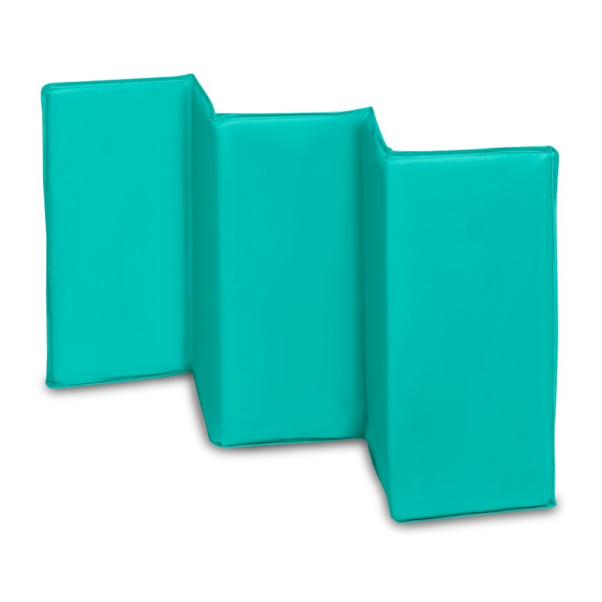 Zložený skladací podložka tyrkysovej farby leží na bielom pozadí. Je rozložená do tvaru písmena Z.