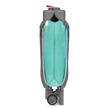 Prebaľovací pult je zložený, má sivú konštrukciu a pripevnenú bledomodro-bielu podložku s pruhmi. Je na kolieskach.