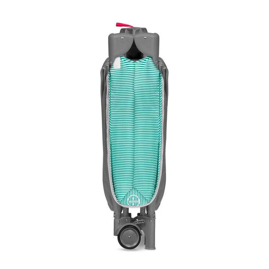 Prebaľovací pult je zložený, má sivú konštrukciu a pripevnenú bledomodro-bielu podložku s pruhmi. Je na kolieskach.