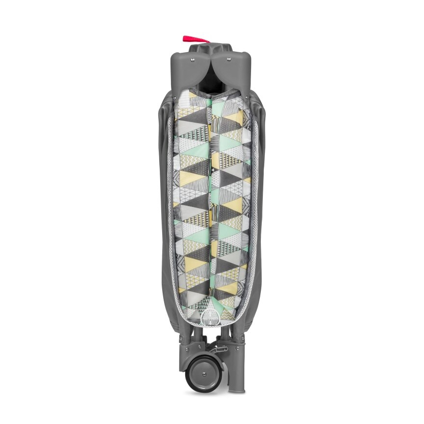Prebaľovacia posteľ je zložená. Má sivý rám a vnútornú časť s geometrickým vzorom v pastelových farbách (mint, žltá, šedá). Je na kolieskach.