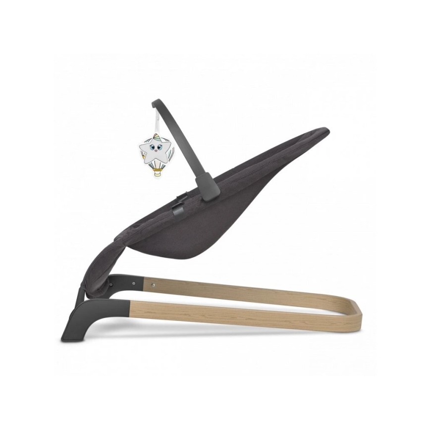 Ležadélko pre bábätká, tmavosivá látka, drevená konštrukcia, visí hračka v tvare hviezdy.