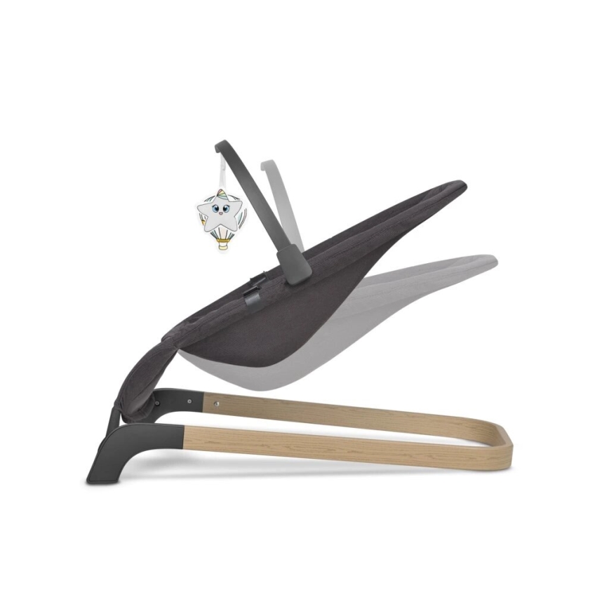 Detská hojdačka s tmavosivou látkovou sedačkou sa nachádza v polohe na nastavovanie sklonu. Sedačka je pripevnená k drevenému a kovovému rámu. Na hojdačke visí hračka v tvare rozprávkového balónu s hviezdičkou.