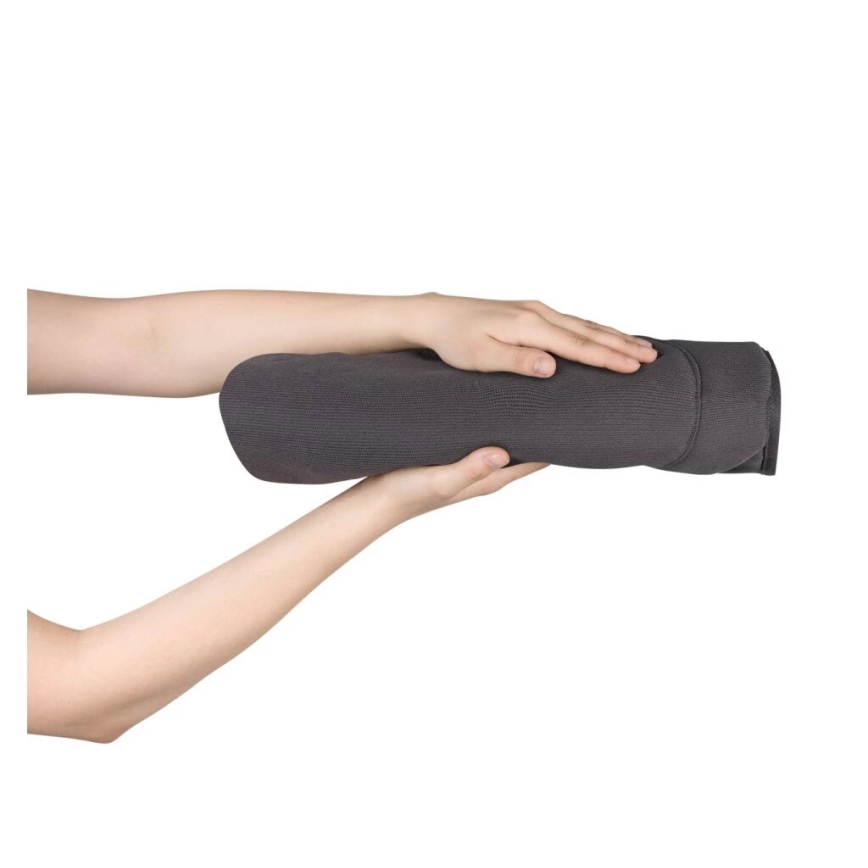 Dve ruky držia zrolovaný tmavosivý uterák pred bielym pozadím.