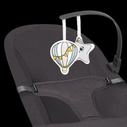 Hrací oblúk s plyšovými motívmi balóna a hviezdy je pripevnený k tmavosivej autosedačke pre bábätká. Oblúk visí nad sedadlom, plyšové hračky sa hojdajú.