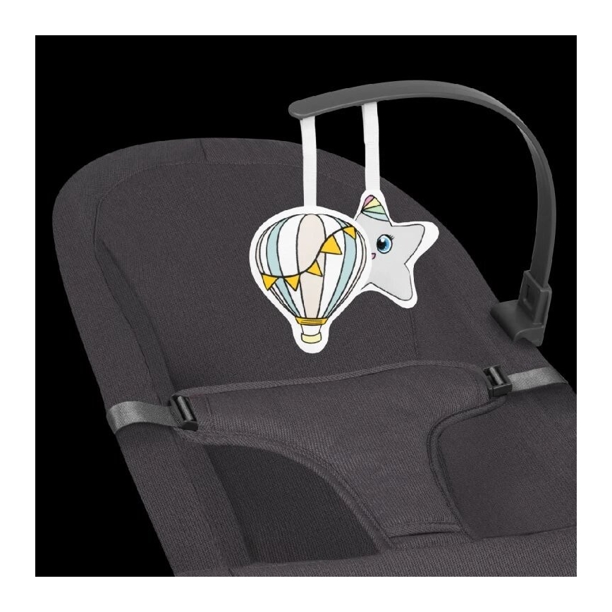 Hrací oblúk s plyšovými motívmi balóna a hviezdy je pripevnený k tmavosivej autosedačke pre bábätká. Oblúk visí nad sedadlom, plyšové hračky sa hojdajú.