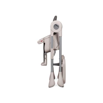 Skladacia detská stolička je zložená. Je svetlohnedá s tmavšími šedými detailmi. Stojí na bielom pozadí.