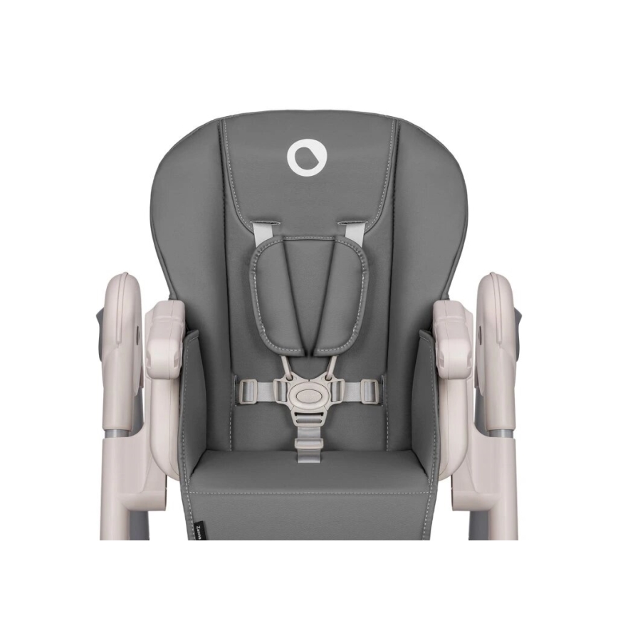 Detská stolička s bezpečnostnými pásmi je pripravená na použitie. Má sivú čalúnenú sedačku a svetloružové opierky. Je zobrazená spredu.