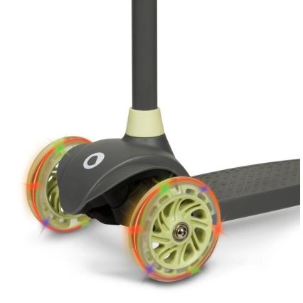 Detský odrážadlový skúter s tmavosivou platformou a riadidlami. Tri kolesá so svetlami blikajú. Kolesá sú svetlozelené.