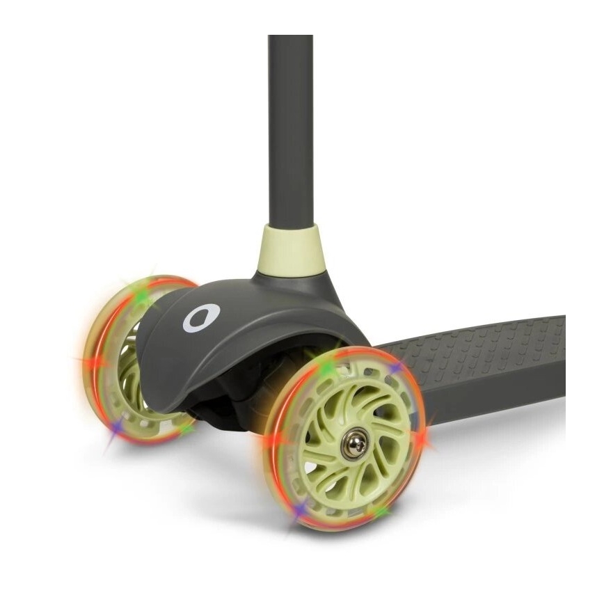 Detský odrážadlový skúter s tmavosivou platformou a riadidlami. Tri kolesá so svetlami blikajú. Kolesá sú svetlozelené.