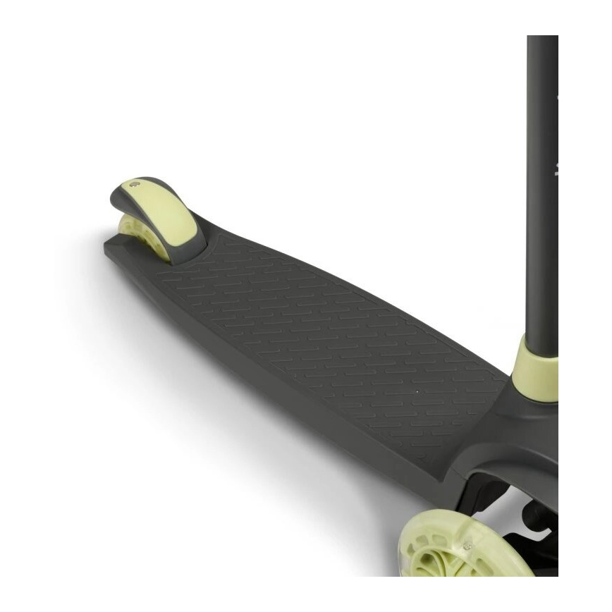 Detičský odrážadlo s dvoma kolesami vpredu a jedným vzadu stojí na bielom pozadí. Platforma je tmavosivá s protišmykovou štruktúrou, kolesá sú svetlozelené. Riadidlá sú tmavosivé.