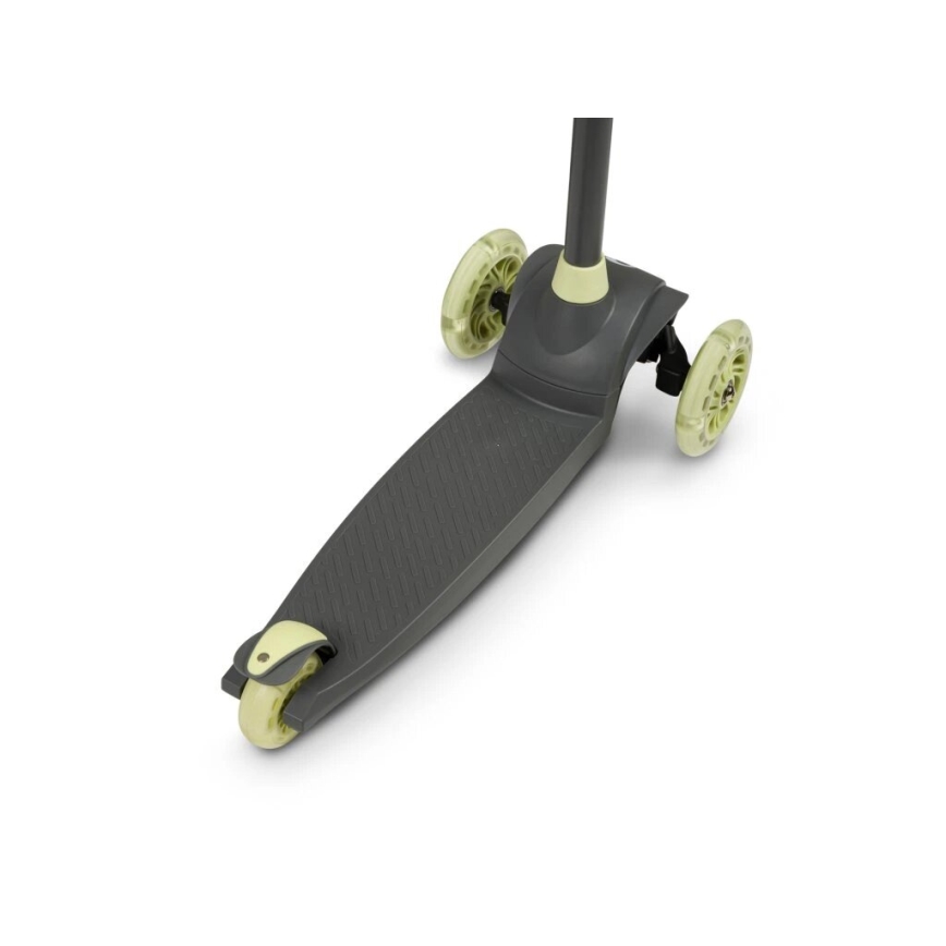 Trojkolka s šedou doskou a svetložltými kolesami stojí na bielom pozadí. Je naklonená dopredu, pričom je zobrazená jej predná časť.