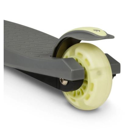 Šedý odrážadlo s párom svetlozelených koliesok. Zadné koleso je zväčšené a detailne zobrazené. Platforma odrážadla je štruktúrovaná.