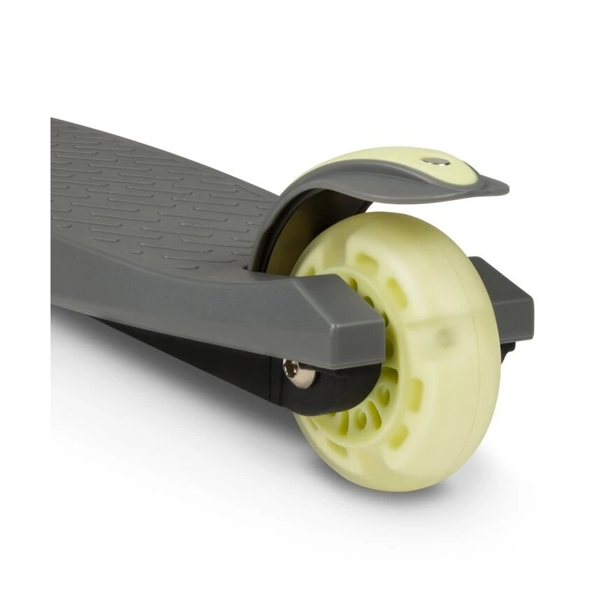 Šedý odrážadlo s párom svetlozelených koliesok. Zadné koleso je zväčšené a detailne zobrazené. Platforma odrážadla je štruktúrovaná.