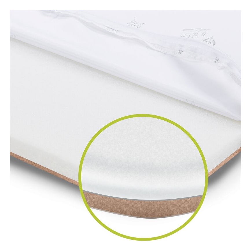 Prebalený matrac pre deti má biely poťah s jemným kvetinovým vzorom. Vnútorná vrstva je biela a pod ňou je vidieť svetlohnedé lemovanie.