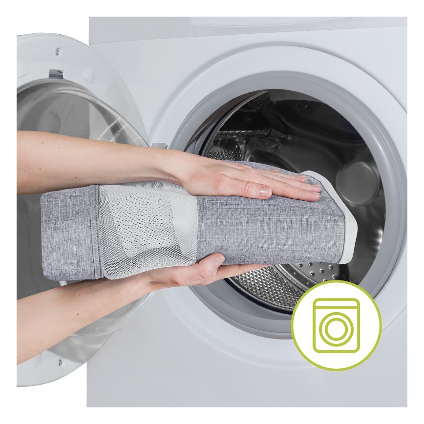 Sivý textilný výrobok v sieťovanom obale vkladajú do práčky. Práčka je biela, s otvorenými dvierkami. Symból prania je znázornený vedľa práčky.