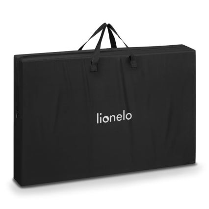 Čierna skladacia podložka s dvoma rúčkami je zložená a zabalená v prenosnom obale. Na obale je logo „lionelo“.