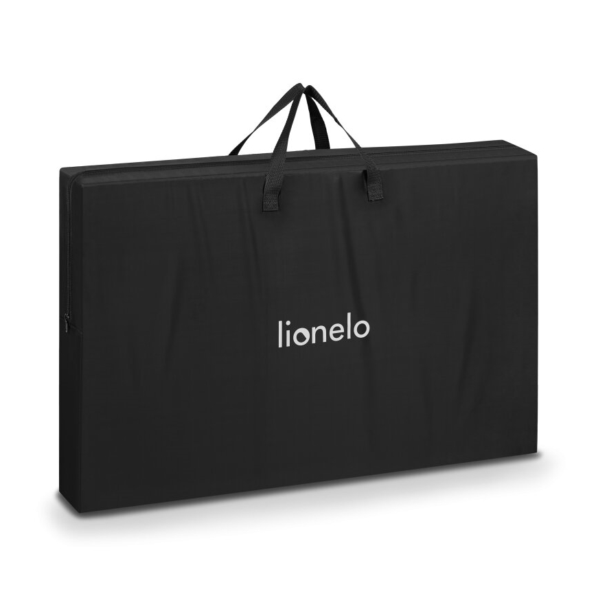 Čierna skladacia podložka s dvoma rúčkami je zložená a zabalená v prenosnom obale. Na obale je logo „lionelo“.