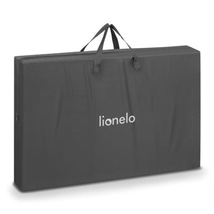 Prebalená detská skladacia matrac s dvoma úchytkami na prenášanie. Na povrchu je logo „lionelo“. Matrac je tmavosivý.