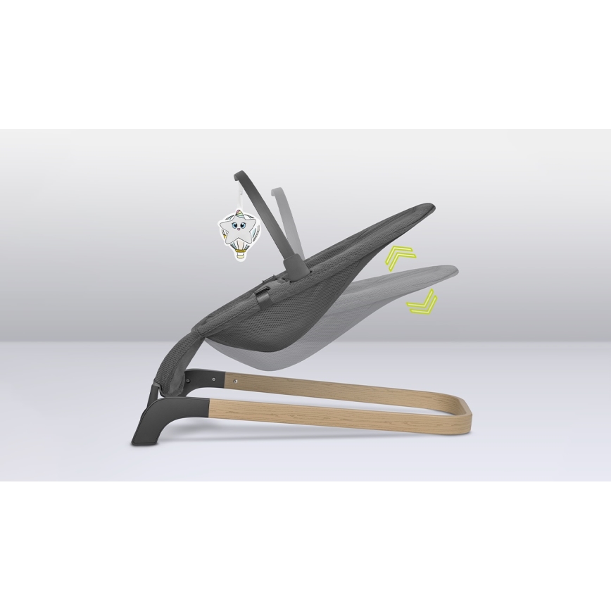 Húpacia sedačka s nastaviteľným sklonom sa nachádza na drevenom ráme. Sedačka je z tmavosivej sieťoviny a má pripevnenú hraciu zavesenú hračku v tvare balóna s hviezdou.