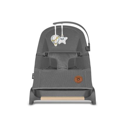 Detská hojdačka šedej farby je umiestnená na bielom pozadí. Má opierku hlavy s obrázkami balóna a hviezdy. Je vybavená bezpečnostnými pásmi a drevenou priečkou v spodnej časti.