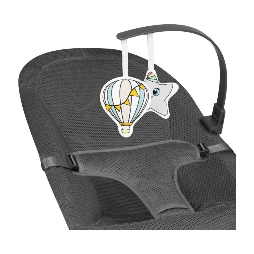 Detská hojdačka z tmavošedej sieťoviny s výstužami, má pripevnenú hrazdičku s textilnými hračkami v tvare balóna a hviezdy. Hrazdička je nad sedadlom hojdačky.