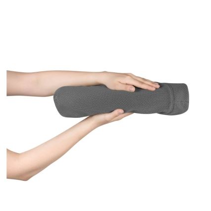 Dve ruky držia zrolovanú sivú textíliu s mriežkovou štruktúrou. Textília je valcovitého tvaru. Pozadie je biele.