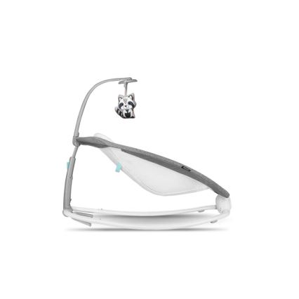 Detská hojdačka s šedým čalúnením sa kýve na bielom podstavci. Nad ňou je oblúk s plyšovou hračkou v tvare mývala.