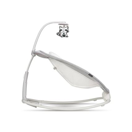 Húpacia stolička pre bábätká, šedá látka, biela konštrukcia, houpacia funkcia. Nad stoličkou je pripevnený mobil s plyšovou hračkou – mývalom.