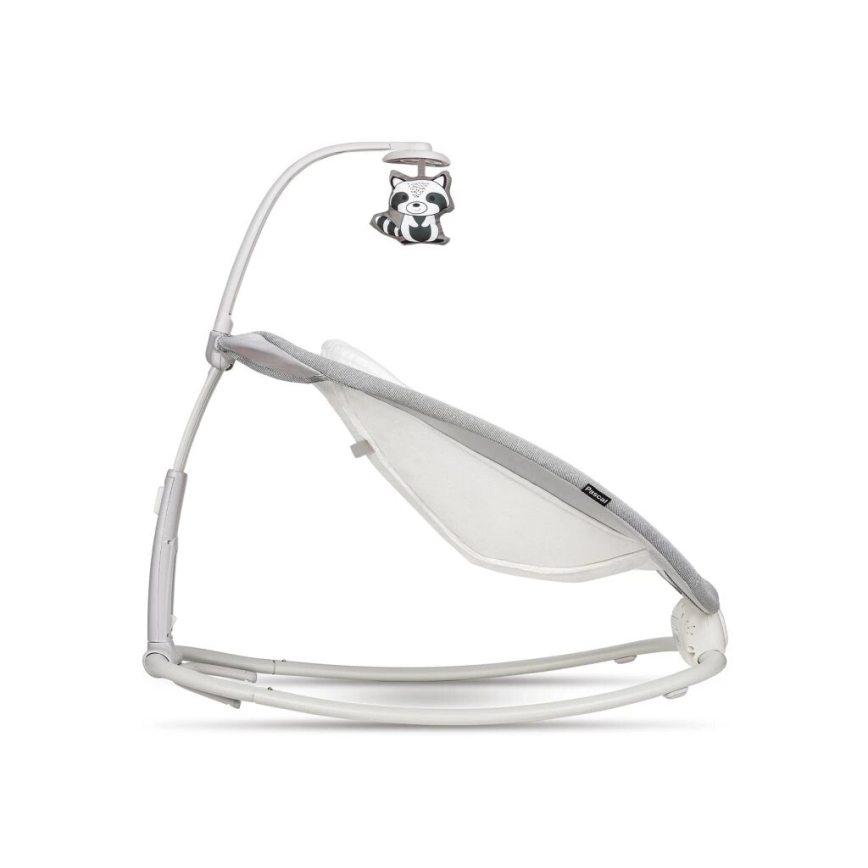 Húpacia stolička pre bábätká, šedá látka, biela konštrukcia, houpacia funkcia. Nad stoličkou je pripevnený mobil s plyšovou hračkou – mývalom.