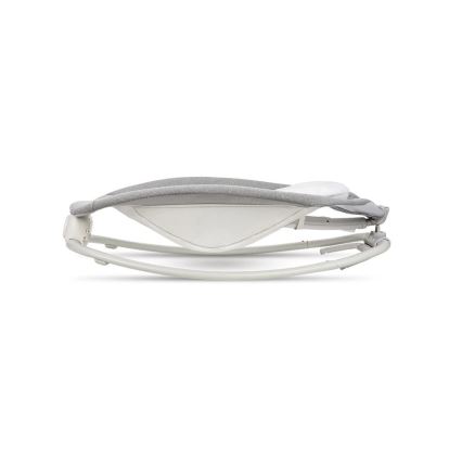 Šedá hojdačka pre bábätká sa kýve na bielom ráme. Je čalúnená sivou látkou s bielym stredom. Nachádza sa na bielom pozadí.